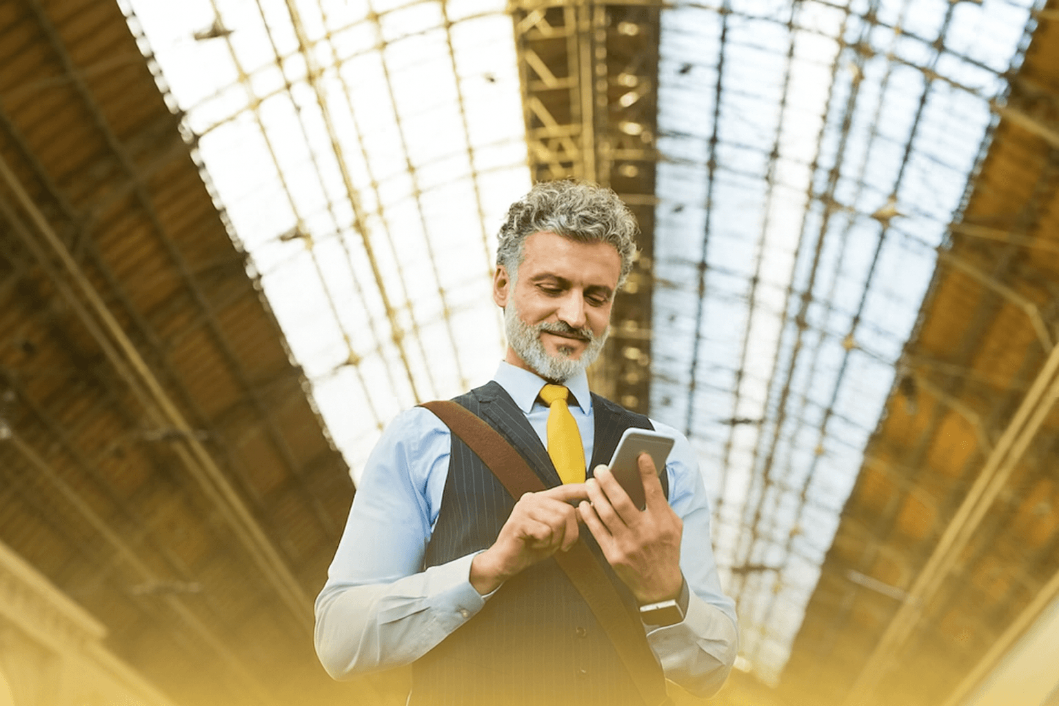 Executivo usando smartphone